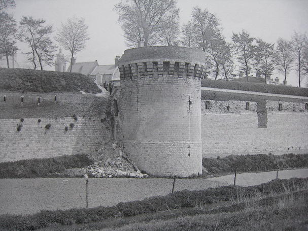 Cette tour a été volontairement détruite à la demande de la ville de Cambrai